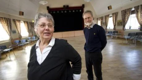 Yvonne Källvius framför Folkets hus scen tillsammans med föreningskamraten Lars Adolfsson.