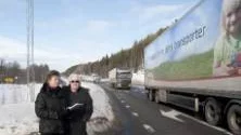 Här, på väg 55 vid Graversfors, dånar långtradarna fram. Oljudet från trafiken är ett stort problem för många av byns invånare. Foto: Janne Forsby