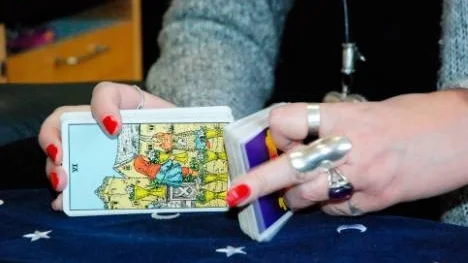 - Jag lär ut hur man läser Tarotkort. Jag har lärt mig det av Cassandra Eason, hon är välkänt medial, Susanne Fryhl