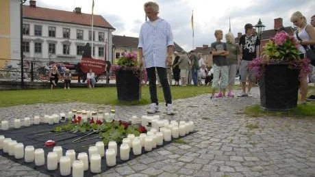 Många tände ljus, la ned blommor och skrev kondoleanser.