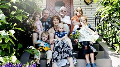 Anita och Jan Roos med familj. I går fick de sitt livs överraskning när barnen lurade dem så att Postkodlotteriet kunde överraska och dela ut vinsten.