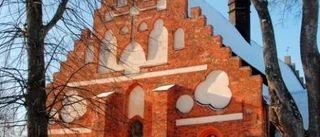 Alarmerande sprickor i kyrktaket