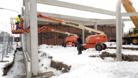 Spårvagnshallarna vid Östra Station byggs just nu ut och de åtta portarna i bakgrunden, ska minskas till fyra. Allt på grund av säkerhetsskäl för att passas in för de nya, större spårvagnarna som kommer att levereras framöver.Foto: Anita Kjellberg