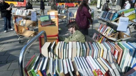 Jake Hawkes är en av många som under dagen passat på att fynda utgallrade böcker från Stadsbiblioteket.