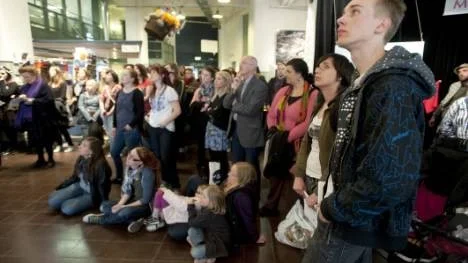 De som besökte invigningen av Norrköping Pride på Arbetets museum lyssnade intresserat.