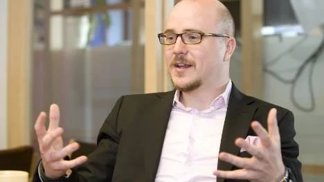 Mathias Sundin (FP) tycker att bidrag med lika villkor är bra av rättviseskäl.