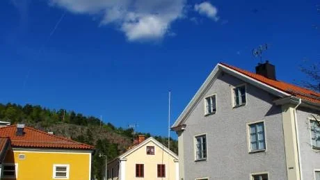 Här, i hörnet Ågatan-Kanalgatan, kommer det att bli gångfartsområde inom kort. Arbetet påbörjas i nästa vecka och ska vara klart till turistsäsongens början. Foto: Patrik Selsfors