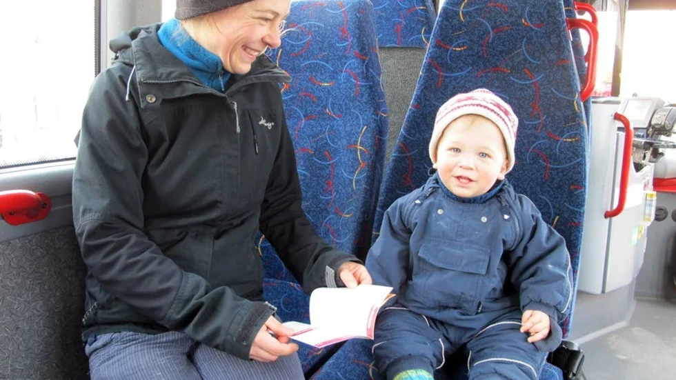 ”Han gillar jättemycket att åka buss”, säger Maria Juin om sonen Mael, ett år och fyra månader.