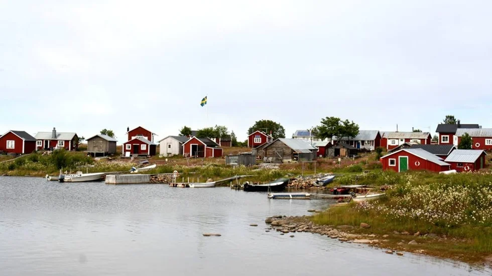 Två stugägare på Stor-Rebben måste åtgärda en rad avvikelser från gällande bygglov. Om inte tar miljö- och byggnämnden i med hårdhandskarna. (Bilden är en allmän översikt av Stor-Rebben)