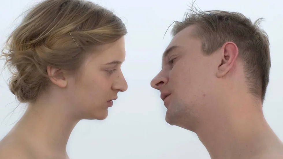 Kristoffer Lindfors visar videoverket ”Kyss”.