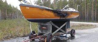 Segelbåt brann upp på väg