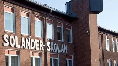 En längre tids bråk och oroligheter vid Solanderskolan i Öjebyn kulminerade i januari och resulterade i flera polisanmälningar gällande olaga hot och ofredanden. Utredningen har nu lett till att en 15-åring åtalats.