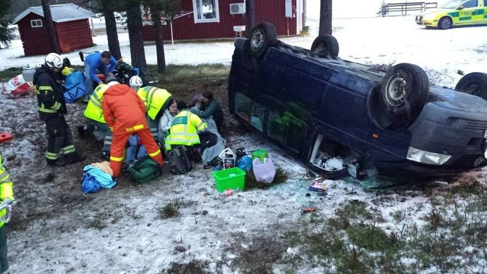 Fem personer, två vuxna och tre barn fick föras till sjukus efter den våldsamma avkörningen utanför Långträsk.