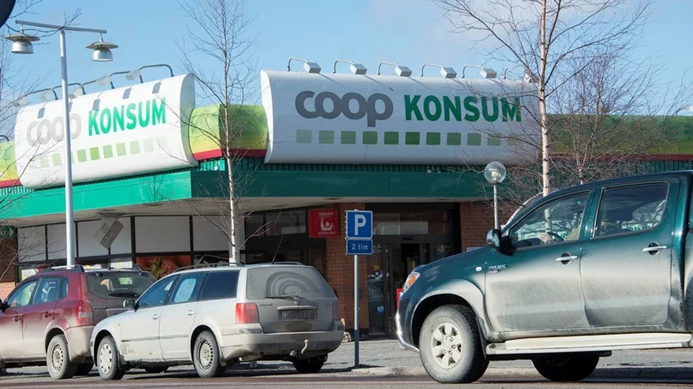 Arvidsjaurs kommun har för närvarande totalt 175 aktiva betalkort hos Coop. En fjärdedel av dessa kort tillhör personer som inte längre är anställda hos kommunen. Revisorerna bedömer kommunens rutiner för kontroll av utfärdade Coop-kort som inte tillförlitlig.