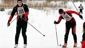 Trots att det varken gäller placering eller tid blir det upploppsstrider. Här bryter Erik D Holmgren staven och förlorar striden mot David Palopää.