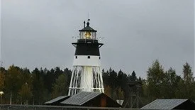 Nere vid fyren i hamnen i Jävre ska ett nytt byacentrum skapas. Kommunen bidra med en halv miljon kronor. (Arkivbild)