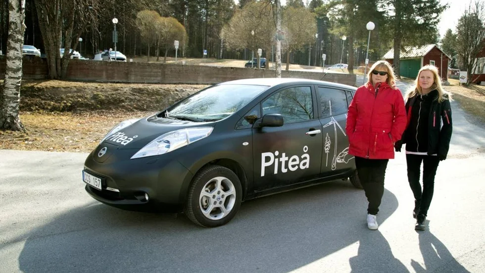 Hemtjänsten är på gång att ta över elbilen tillfälligt för att testa dess färdigheter. Jenny Lindberg, till vänster, och Sara Alakangas gillar läget: "Som att köra en helt ljudlös automatväxlad bil".