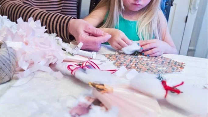 Lily Asplund, snart fyra år, väljer bland bokmärkena. Hon är duktig med klister, sax och nål. Hon träffar ofta sin gammelmormor Lilian Irisdotter för att pyssla. I dag är det julpyssel till granen de gör tillsammans.FOTO: SAnna Eriksson