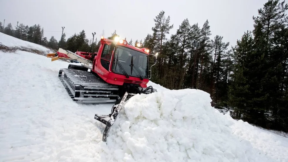 Den snö som är gjord jobbas det med att schakta ut på familjebacken som står först i tur att öppna.