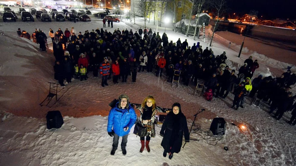 Arjeplogs filmfestival närmar sig och på måndagskvällen fick festivalen extra skjuts genom att flera filmer som ska visas belönades med guldbaggar. Bilden är från fjolårets invigning med Niklas Westling, festivalambassadören Maria Lundqvist och Ingrid Holmström Pavval. (arkivbild)