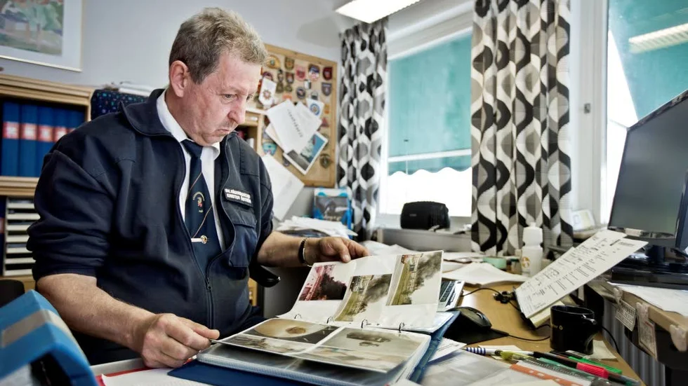Ett helt fotoalbum finns kvar som vittnar om storbranden på Strömbackaskolan.