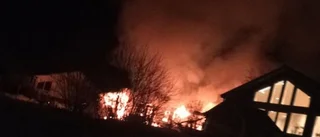 Villa förstörd i brand