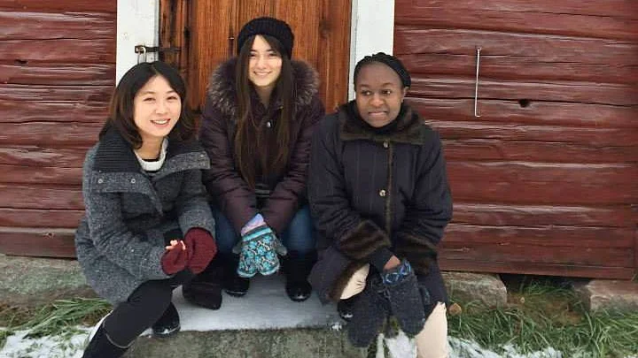 Under sin tid på Grans jobbade och bodde Nicolle tillsammans med Jou-Yin Kou från Taiwan och Mary Wacunka från Kenya.