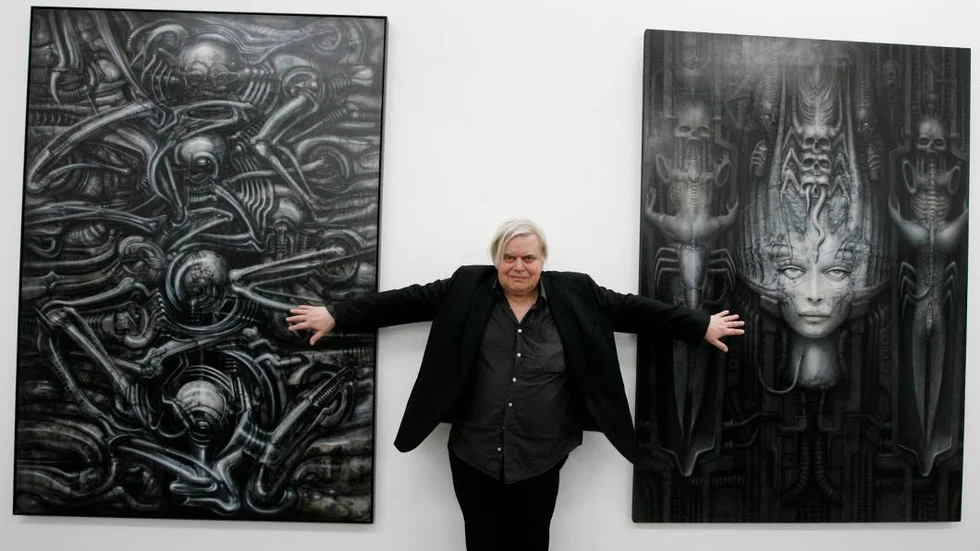 HR Giger vid två av sina verk på knstmuseet i Chur i hans hemland Schweiz.