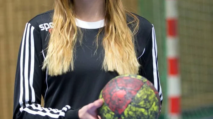 Agnes Lundström känner sig hemma på handbollsplanen, där är hon van att vara. Inför lucia är hon dock lite nervös. ”Men det är en rolig grej, det ska bli kul oavsett om det är jag som blir lucia eller inte”, säger hon.