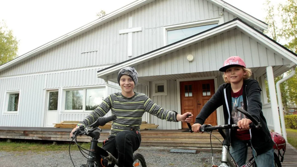 Nioåringarna Linus Persson, till vänster, och Christoffer Lindgren cyklade på Ebeneserkyrkans veranda när de fick syn på den skarpladdade revolvern.