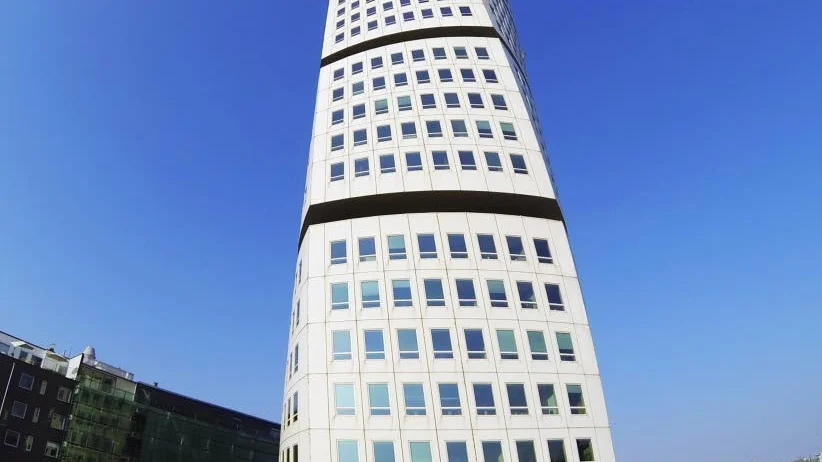 Höghus är aktuellt i Stockholm och Göteborg, Turning Torso står sedan flera år klar i Malmö. Nu har vi bara ett rationellt val, fortsätta i samma riktning i fler svenska städer, tycker Rasmus Orsén. foto: tt