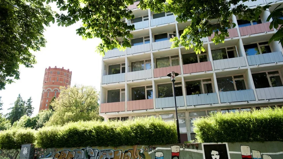 Vattentornet och Bollen är exempel på två studentboenden i Norrköping. I höst är det tufft att hitta ny bostad för studenter.