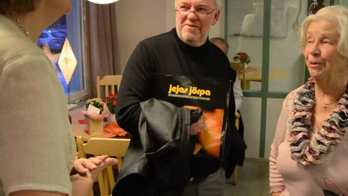 Sjöng med. Även efter uppträdandet sjöng Jeja Sundström med publiken. Här med Conny Tillberg och Inga-Lill Hellgren.