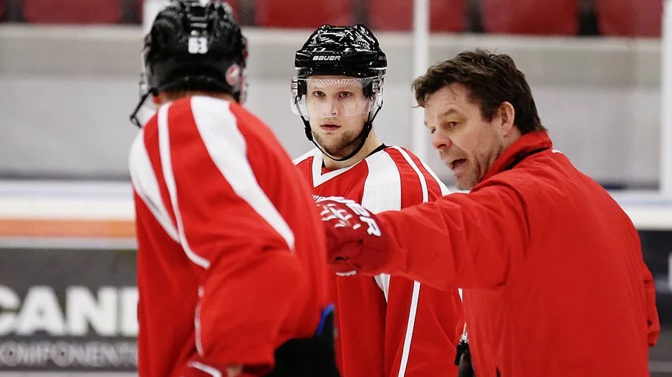 HOPPFULL. Alexander Larsson (mitten) missar förmodligen onsdagsmatchen, liksom målvakten Axel Brage. Tränare Niklas Czarnecki är ändå förhoppningsfull inför det fjärde mötet med Modo.