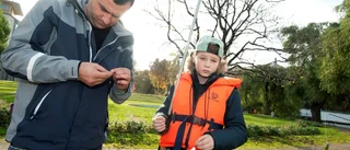 Höstlediga barn prövar fiskelyckan