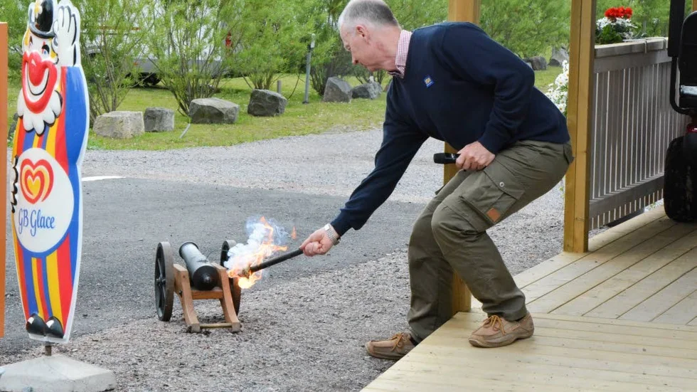 Kanonsalut. Invigningen firades med kanonsalut och rulltårta.