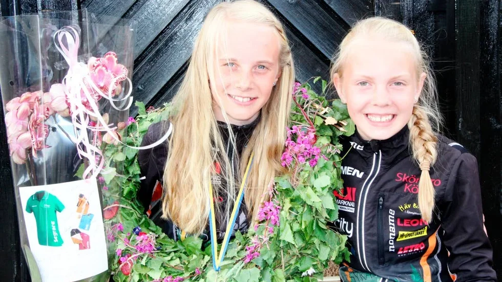 Snabba tjejer. Kerstin Ljungemyr , OK Kolmården, var snabb och säker i Västgötaskogarna kring Borås. Vann D 12 överlägset. Här sekunderad av klubbkompisen Linnea Lund, näst snabbast av alla på avslutningsetappen.