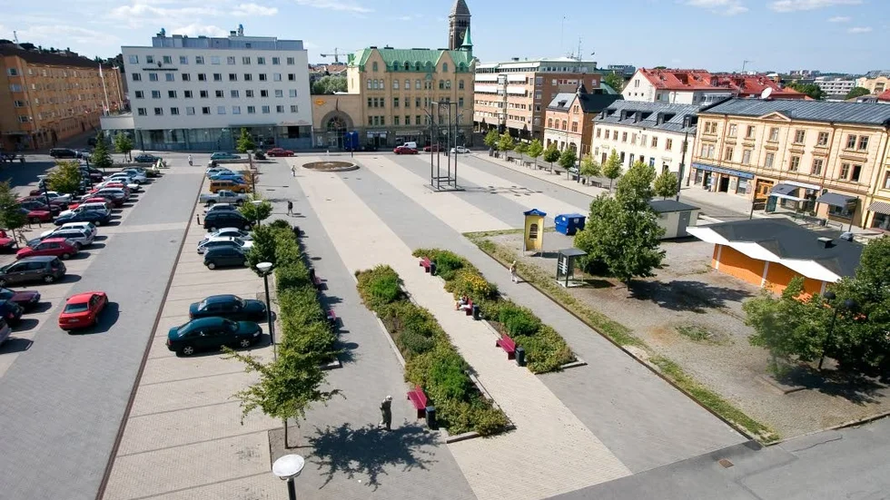 Ingen misstänkt. Polisen har i nuläget inte klart för sig hur mannen på Nya torget blev skadad.