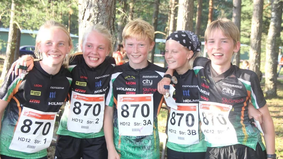 Trea. Kolmårdens starka gäng vid U-10-mila. Fv. Kerstin Ljungemyr, Linnea Lundh, Carl Hedegård, Fanny Östlund och Sverre Röjgård som blev trea i HD 12.
