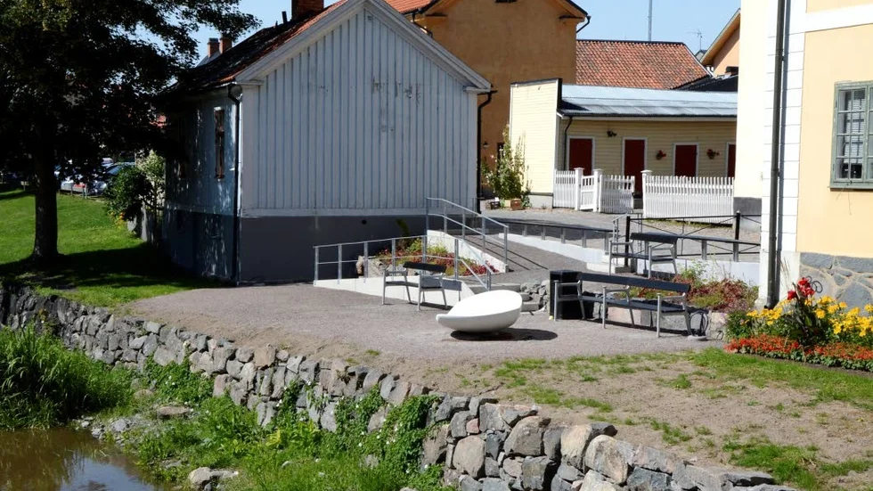Ramp och sittplatser finns vid den vackra platsen bredvid ån.