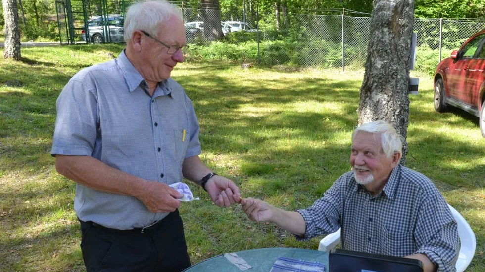 Över 100 besökande. Kassören Bengt-Olov Nilsson, till höger, kunde räkna in över 100 besökare till PRO-träffen på Hasselbacken. Här kommer Anders Karlsson genom entrén.