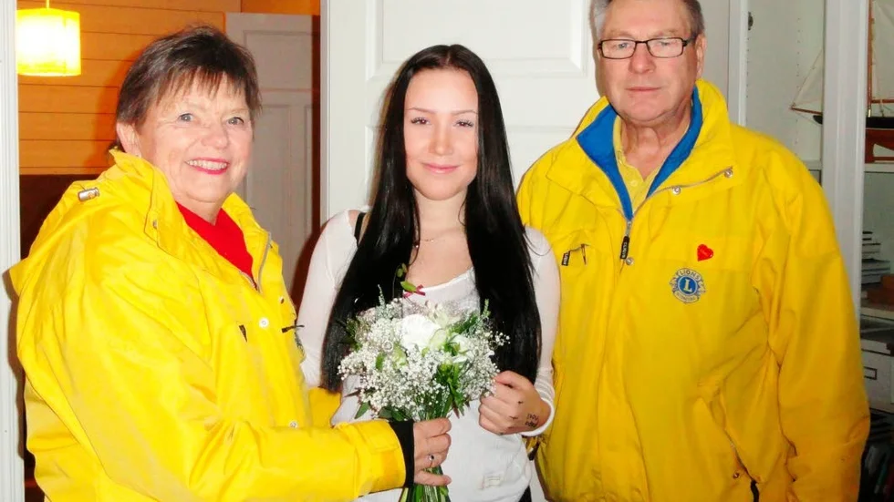 Åbys Lucia. Bea Bredberg blev årets Lucia i Åby. Här uppvaktas hon av Alicia Bengtsson och Thord Wilhelmsson från Lions Club i Åby.