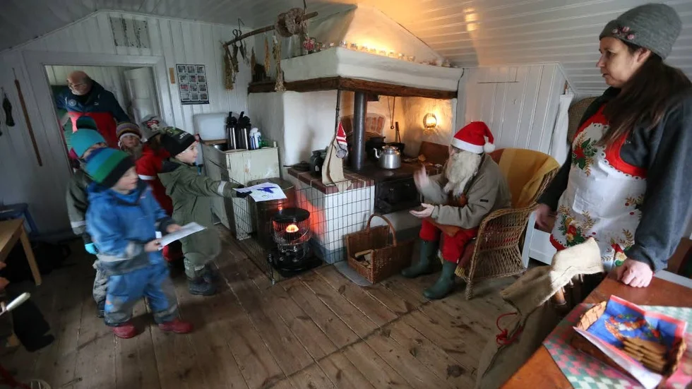 Ivriga barn. Barnen från förskolan Sjörövaren var mycket ivriga att överlämna sina önskelistor till tomten, inne i det mysiga Leratorpet i Lindö.