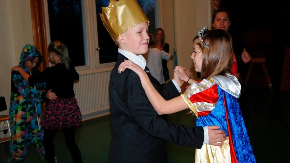 Dansa vals. Tolvåringarna Erik Eriksson och Frida Öberg fick äran att föreställa kungen och drottningen och dansade vals under nobelfirandet vid Björke skola.
