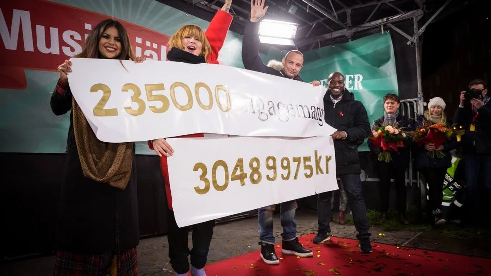 Rekordinsamling. Arantxa Alvarez visar stolt upp siffran 235 000 engagemang för Musikhjälpem. Slutresultatet för Musikhjälpen landade på rekordsumman 30 489 975 kr.
Foto: Mattias Ahlm/Sveriges Radio