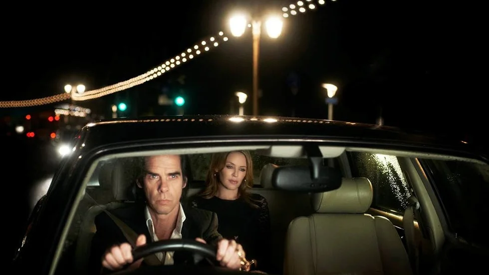 Duett. Nick Cave och hans gamla duettpartner Kylie Minogue sammanstrålar på ett lätt surrealistiskt vis och pratar om sina liv som artister i dokumentären "20 000 days on earth". 
Foto: Nonstop entertainment