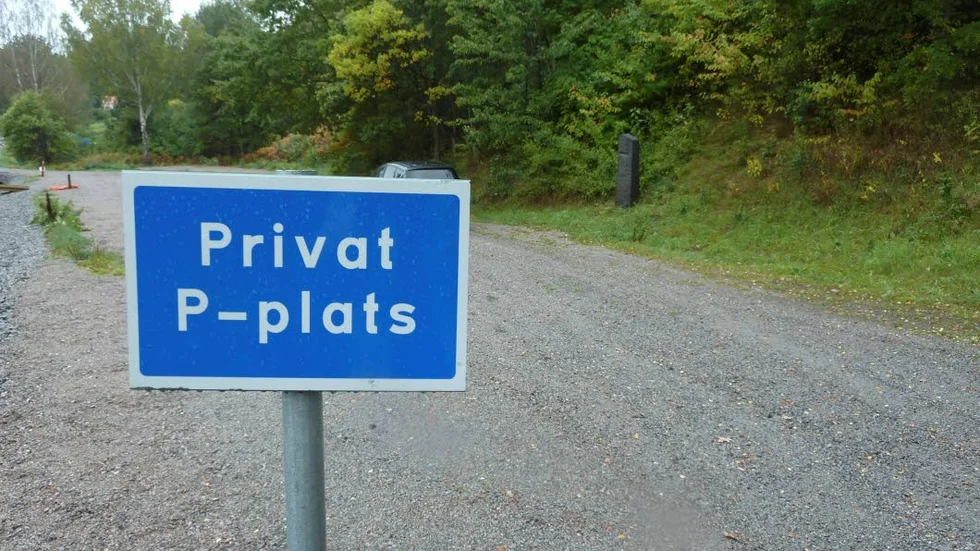 Besökare stoppas. En ny skylt har satts upp i parkeringsfickan vid minnesstenen efter Getåolyckan. Stenen skymtar i bakgrunden.
