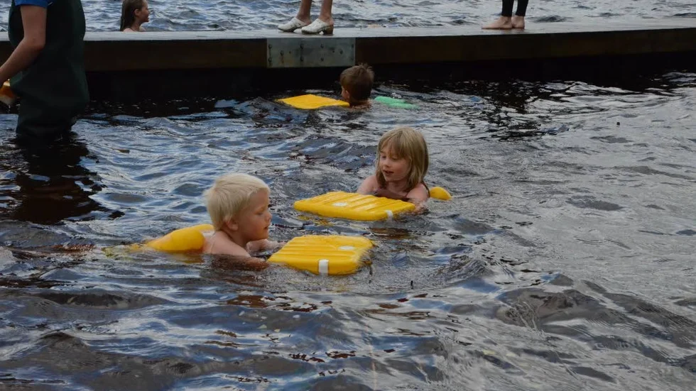 Lär sig. Syskonen William och Isabelle Jensen lär sig simma.