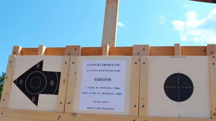 Skyttepremiär. Luftgevärsskytte i Regna skyttegilles regi hade premiär på marknaden i Igelfors.
