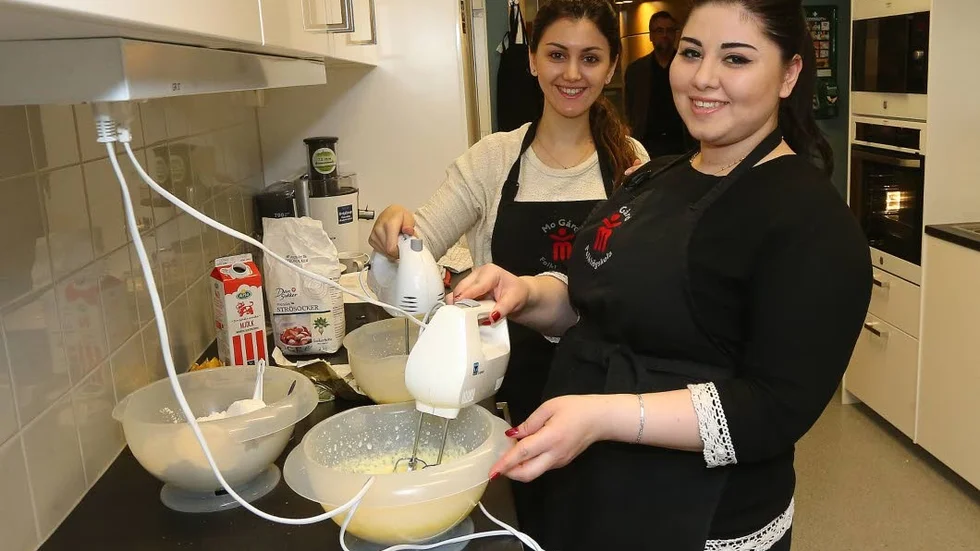 Ritta Shamoun och Layal Youssef har bakat bullar till öppet hus på Folkhögskolans dag. Då visar Marieborg och Mo Gård sina nya lokaler i Gropen vid Holmentorget.
